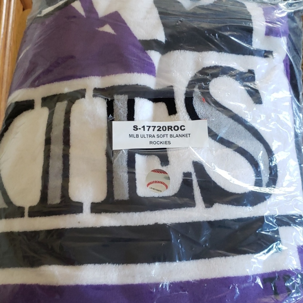 Colorado Rockies throw